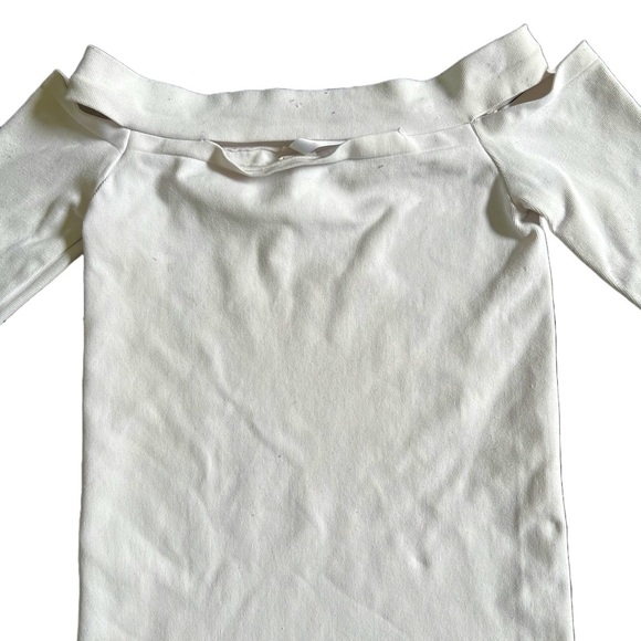 🌸WHITE SHORT SLEEVE TOP WITH CUTOUTS ON SHOULDERS SIZE EXTRA SMALL - Picture 2 of 4